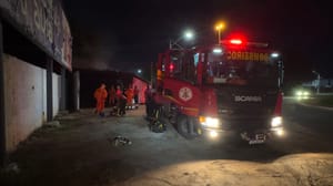 Incêndio atinge barracão abandonado usado como borracharia no Bosque da Saúde