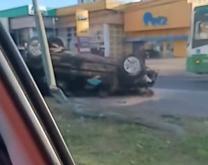Carro de funerária capota na Avenida Fernando Corrêa e corpo fica parcialmente exposto em Cuiabá