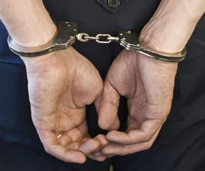 Homem é preso após agredir e ameaçar companheira em Sapezal