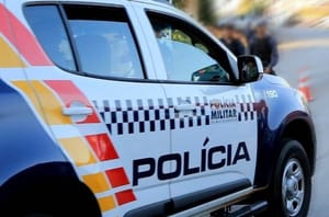 Discussão entre amigos termina em ataque com faca e deixa jovem ferido durante a madrugada