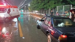 CHUVA, COLISÃO E DESESPERO: motociclista é socorrido após grave acidente na avenida Brigadeiro Eduardo Gomes, em Várzea Grande