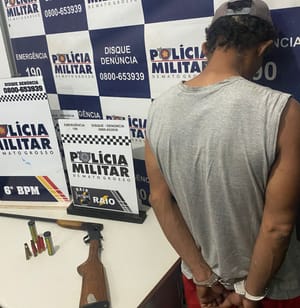 Polícia prende homem que ameaçou namorada e mantinha espingarda ilegal