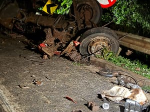 Batida frontal entre carretas na BR-364 deixa dois mortos e interdita rodovia divisa de Várzea Grande e Jangada