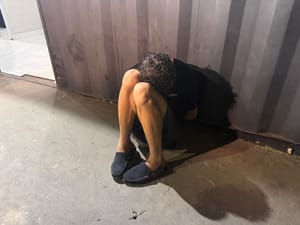 HOMEM FURTA E SAI CORRENDO COM A TV DE 50” NO BRAÇO PELO CENTRO DE CUIABÁ