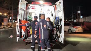 SUSPEITA DE EMBRIAGUEZ: motoqueiro fica inconsciente após bater em carro com família em Cuiabá