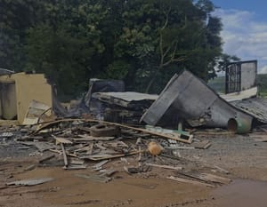 Caminhão sai da pista, atinge borracharia e motorista morre após incêndio na BR-163 em Nobres