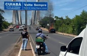 VEÍCULO PEGA FOGO E ASSUSTA MOTORISTAS NA CABECEIRA DA PONTE SÉRGIO MOTTA EM VÁRZEA GRANDE