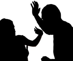 Mulher pede socorro na rua após ser agredida pelo esposo durante a madrugada em Juína