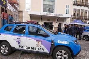 Mulher é agredida, ameaçada de morte e tem celular destruído; suspeito foi preso.