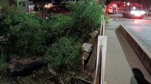 Idoso passa mal, perde controle do carro e cai em córrego após bater em poste em Cuiabá