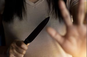 Homem é esfaqueado por esposa após agredi-lá grávida