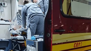 Ex-namorado invade casa, esfaqueia jovem e tenta atropelá-la