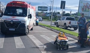 URGENTE: Neste momento motoqueiro é atingido por trás por carro e sofre fratura exposta em Várzea Grande