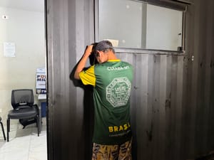 Flagrado com a mão cheia de drogas, suspeito é preso pelo GAP no Goiabeiras, em Cuiabá
