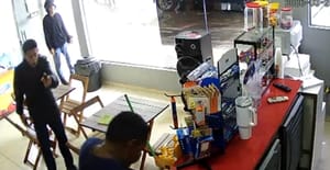 TERROR NO CRISTO REI: dupla armada invade conveniência e ameaça vítima de morte