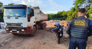 FLAGRANTE AMBIENTAL EM VÁRZEA GRANDE! CAMINHÃO É PEGO DESCARTANDO LIXO EM ÁREA PROTEGIDA NO COSTA VERDE