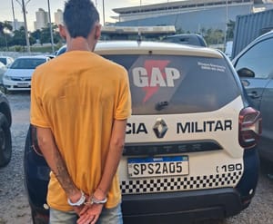 TRÁFICO EM FOCO: SUSPEITO CONHECIDO COMO “CANELINHA” É PRESO COM DROGAS E DINHEIRO EM BELA VISTA