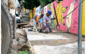 BUEIRO DO PERIGO! Jovem é “engolida” por tampa quebrada e Prefeitura corre para fechar buraco em Cuiabá