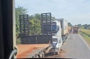 ENGAVETAMENTO GRAVE ENVOLVENDO 4 VEÍCULOS DEIXA FERIDOS NA BR-364 EM ROSÁRIO OESTE 🚛💥