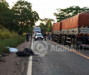Motociclista morre após ser arremessado 30 metros em grave acidente com carreta na BR-364