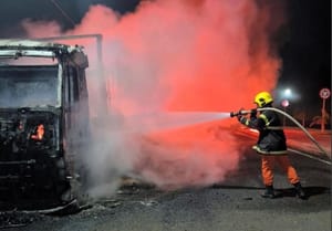 Incêndio de grandes proporções destrói carreta carregada com soja em Campo Novo do Parecis
