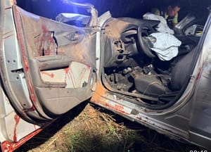 Passageiro morre e motorista fica gravemente ferido após colisão entre carro e carreta na MT-010