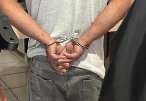 Pai é preso após embebedar filha de 15 anos e cometer estupro em MT