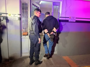 MULHER É MANTIDA EM CÁRCERE PRIVADO, SOFRE FRATURA NO ROSTO E CONSEGUE PEDIR SOCORRO POR SMART TV EM CUIABÁ