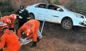 Mãe capota carro ao levar filhos para creche e veículo fica destruído em Sorriso