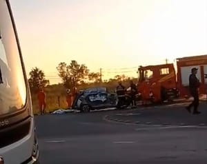 🚨 AGORA | Colisão violenta na Estrada da Guia deixa vítima presa às ferragens e mobiliza Bombeiros