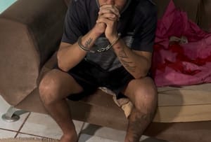 Jovem é flagrado com drogas e carro roubado escondido em casa em Várzea Grande