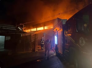 INCÊNDIO GIGANTESCO DESTRÓI GALPÃO DA EDUCAÇÃO E PROVOCA PÂNICO EM VÁRZEA GRANDE