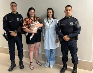 BEBÊ FICA SEM RESPIRAR APÓS ENGASGO E É SALVA POR CADETES DA PM EM CORRIDA DESESPERADA PARA O HOSPITAL