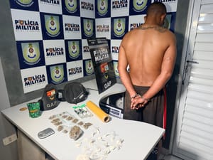 Suspeito é preso com drogas, lança-perfume e balança de precisão no bairro Santa Isabel