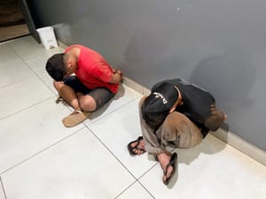 Dupla é presa em flagrante ao tentar furtar módulos e catalisadores de veículos em Várzea Grande