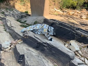 Dois homens morrem após motocicleta sair da pista e cair na região da Ponte de Ferro, em Cuiabá