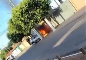 Carro é destruído por incêndio em Várzea Grande e mobiliza bombeiros