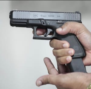 Homem Escapa da Morte Após Ataque a Tiros Contra Sua Casa em Cáceres