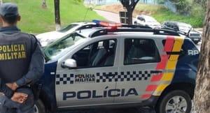 Filho pega carro da avó escondido, dirige embriagado e é flagrado em zigue-zague pela Polícia Militar
