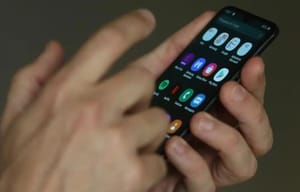 🚨 Atendente de assistência técnica invade celular de cliente e é preso após chantageá-la com fotos íntimas
