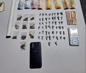 Denúncia de violência doméstica leva PM a desmantelar ponto de drogas e prender casal em Cáceres