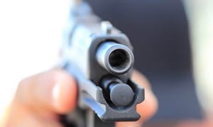Homem é executado a tiros em frente a distribuidora; polícia aponta ligação com facção criminosa