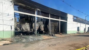 Incêndio que destruiu depósito da Educação em Várzea Grande foi acidental, aponta perícia