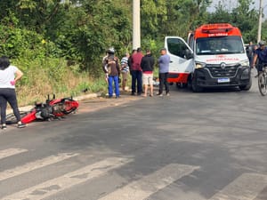 URGENTE AGORA: Jovem de 20 anos morre após perder controle de moto e bater violentamente em poste na Avenida das Torres