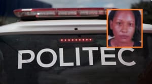 EXECUÇÃO EM PLENA LUZ DO DIA: Mulher é assassinada a tiros dentro de casa; dupla foge de moto