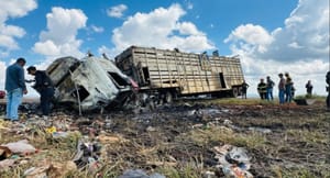 Tragédia na BR: colisão envolvendo caminhão, viatura da PM e dois carros deixa dois mortos