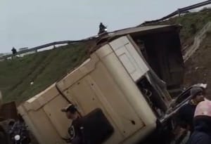 Duas carretas tombam após colisão na BR-364 em Cuiabá; equipes de resgate atendem vítimas