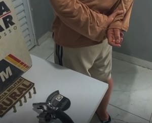 Homem é preso com revólver calibre .38 após denúncia de ameaça de morte em Cuiabá