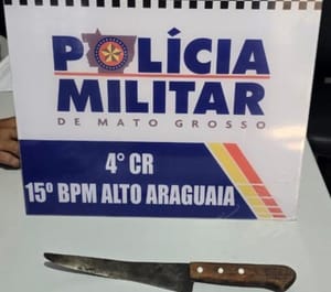 Mulher surta após marido desejar amiga dentro de casa e parte para ataque com faca