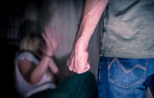 Ciúmes terminam em violência: mulher é espancada com capacete pelo companheiro em MT